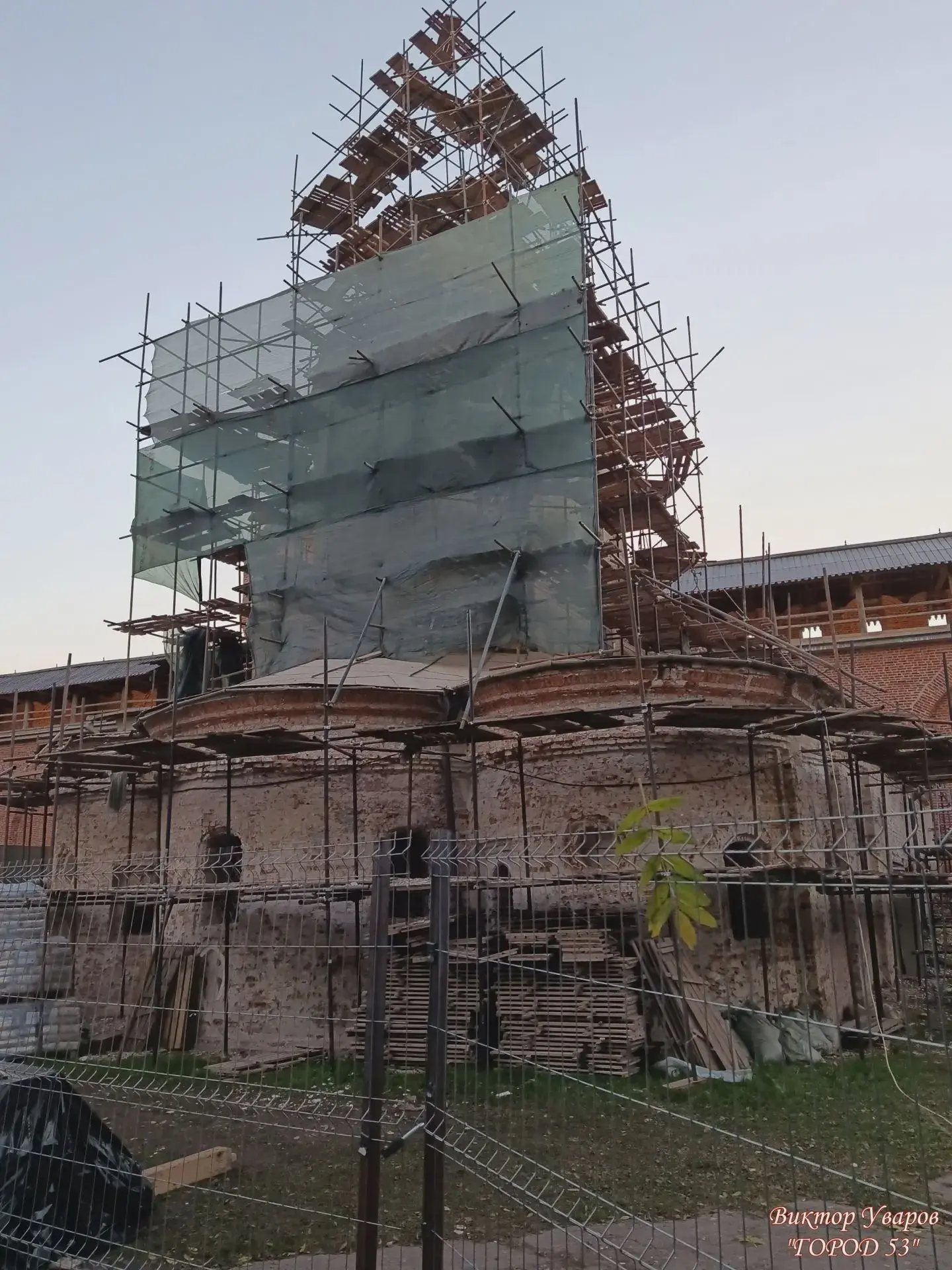 Церковь Покрова в кремле увидели без штукатурки