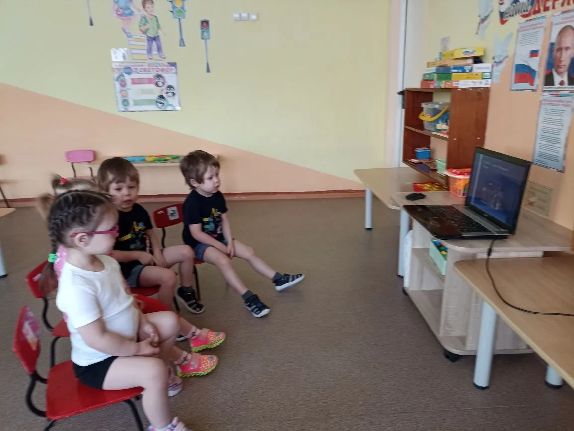 Сегодня в младшей  группе прошла беседа на тему «Блокада Ленинграда. Дети блокадного Ле...