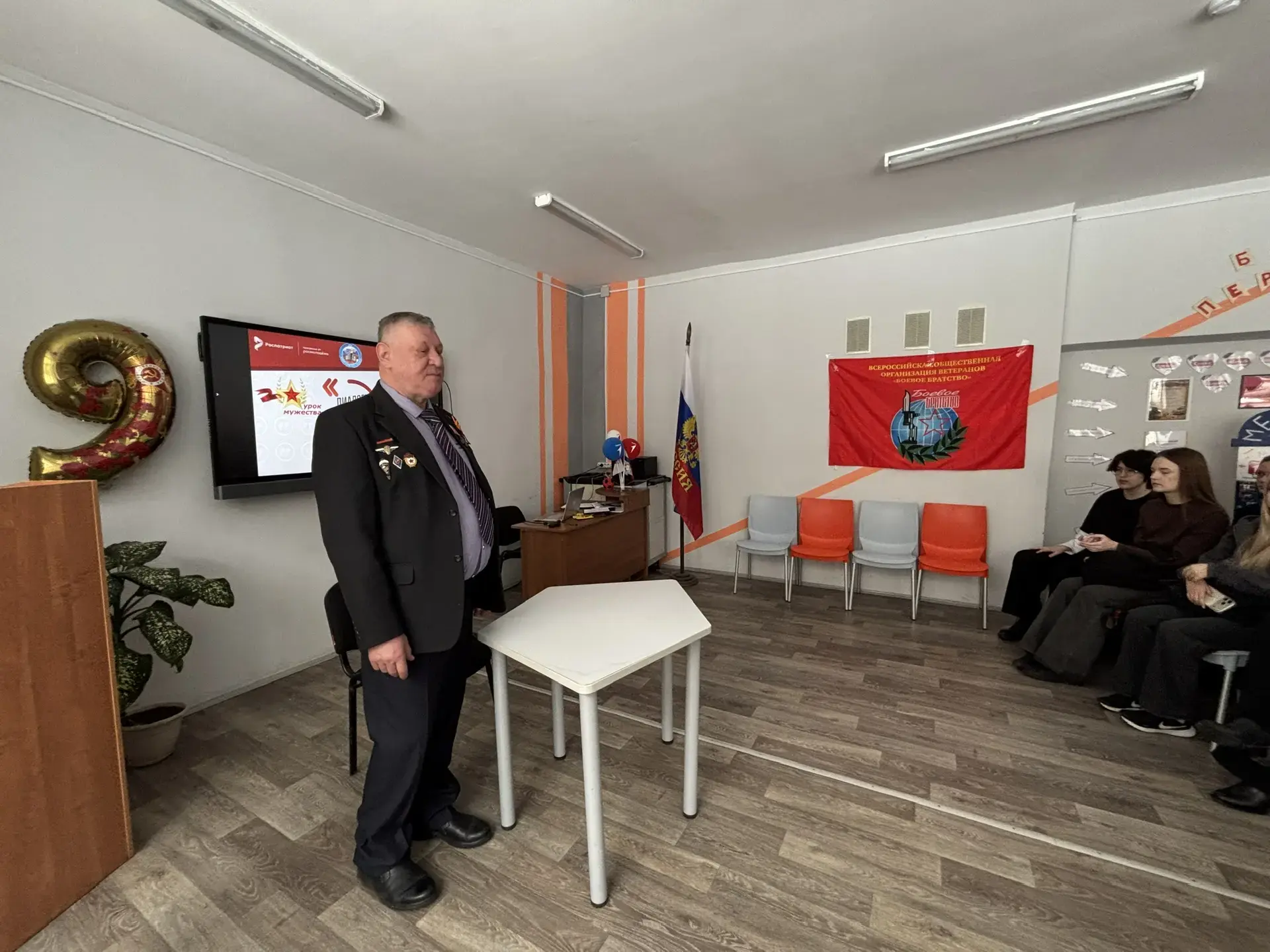 🎖️ Диалоги с героями: встреча, которая останется в сердце  В нашей школе прошёл Урок мужества в рамк