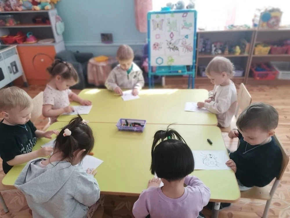 🎨 Маленькие художники: рисуем насекомых!

Сегодня наши малыши превратились в настоящих художников и