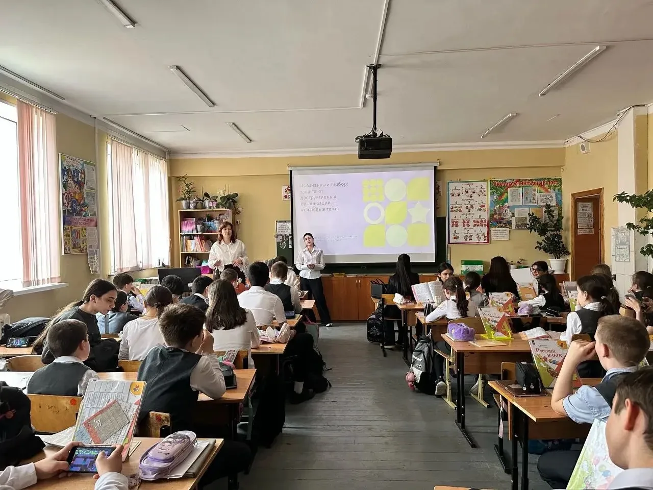 Когда старшие и младшие — одна команда: вместе против манипуляций 🤝 В нашей школе прошло необычное з