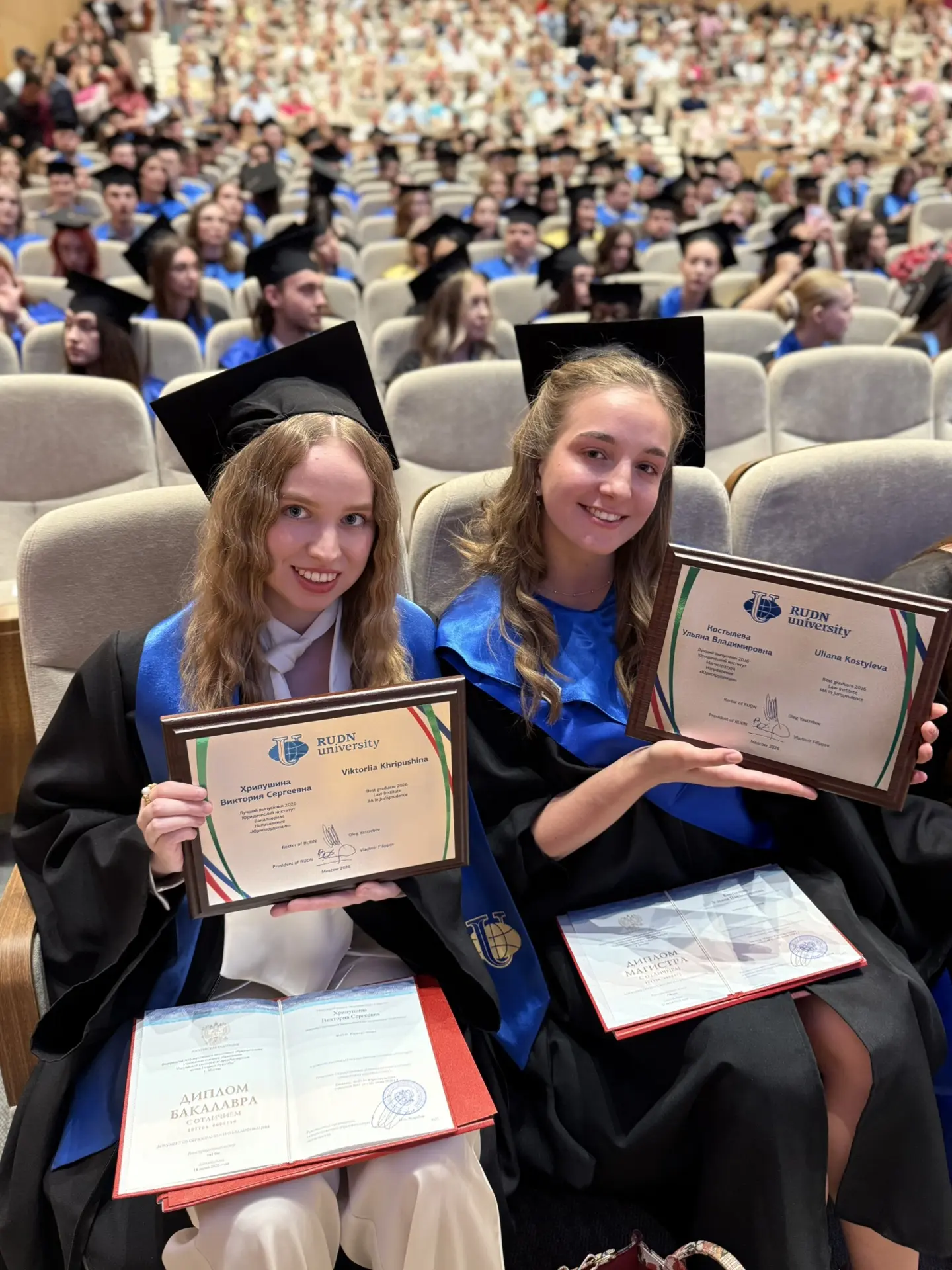Эстафета выпускных РУДН передана юристам! 🎓

Первые дипломы и плакетки лучших выпускников в юридиче