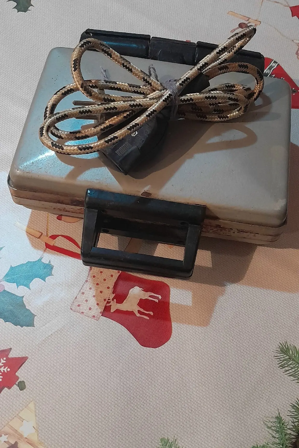Отдам даром. Электрическая вафельница. Самовывоз, район Кубяка. Только личные сообщения.