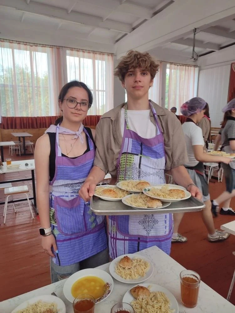 В столовой школьного лагеря «Городок фантазёров» каждый день пахнет   по-особенному вку...