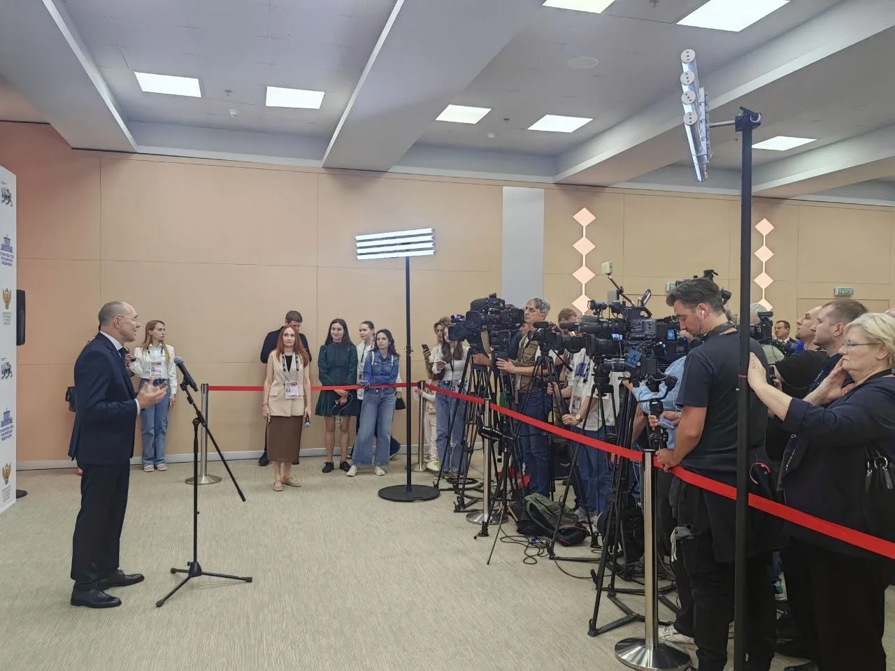 Дорогие друзья!  От всего сердца поздравляю вас с Днём российской печати!  Этот праздник — символ си