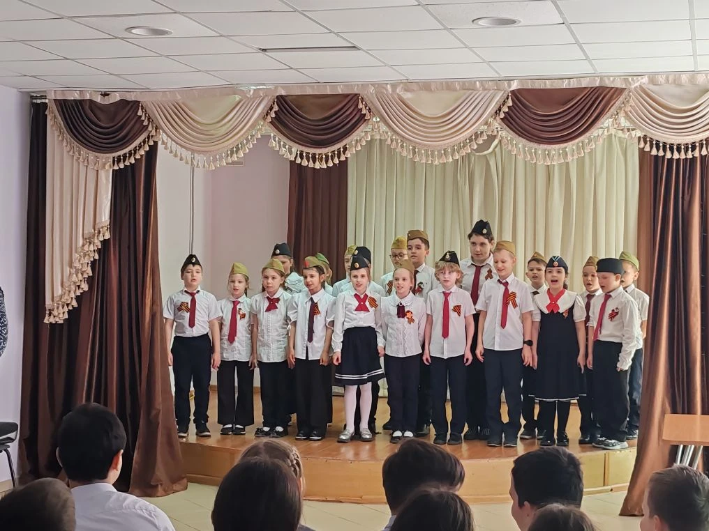 Накануне Дня Великой Победы ученики 2 « Б» класса выступили перед сверстниками с пронзительной песне