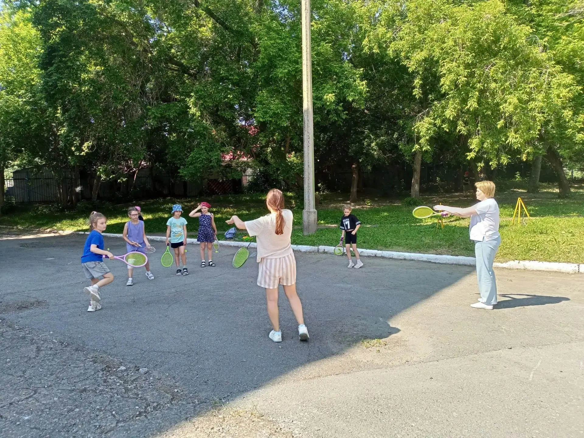 🏸 ЧЕМПИОНЫ УЧАТ ЧЕМПИОНОВ! 🏸

Сегодня в нашем пришкольном лагере проходит настоящий спортивный пра