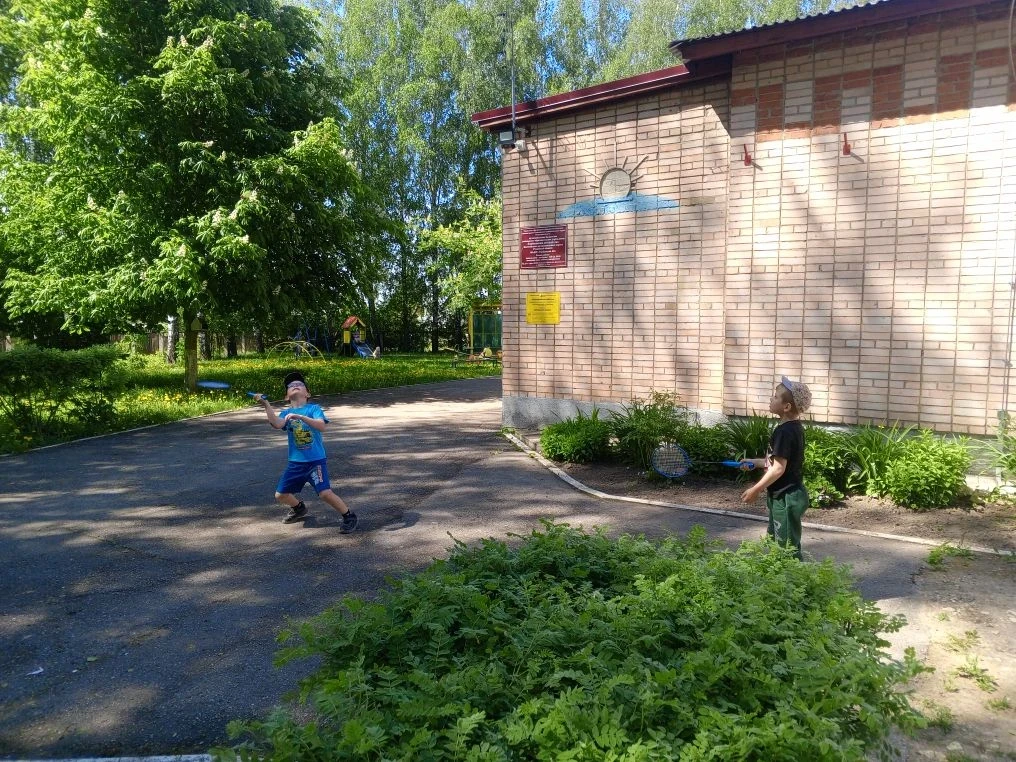 Прогулка на площадке детского сада оставляет у детей ощущение радости и счастья. Искрен...