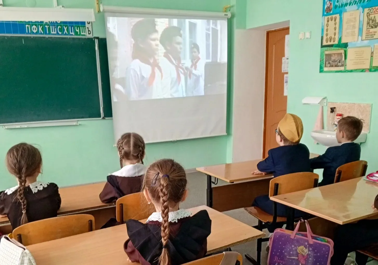 Обучающиеся 2 класса  посмотрели документальный фильм «Учителя Победы» — в преддверии п...