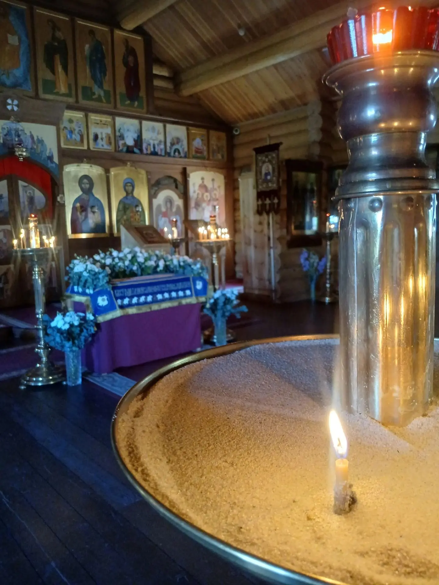 Величаем Тя, Пренепорочная Мати Христа Бога нашего, и всеславное славим Успение Твое.