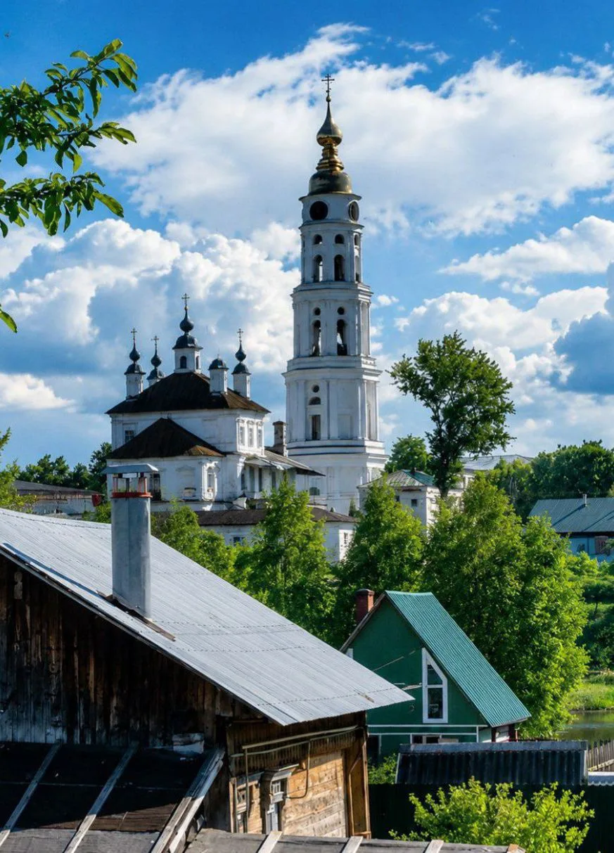 🕊Храмовый комплекс села Лежнево 
#Ивановская_oбласть

Церковь называют по-разному - и Знаменской, и