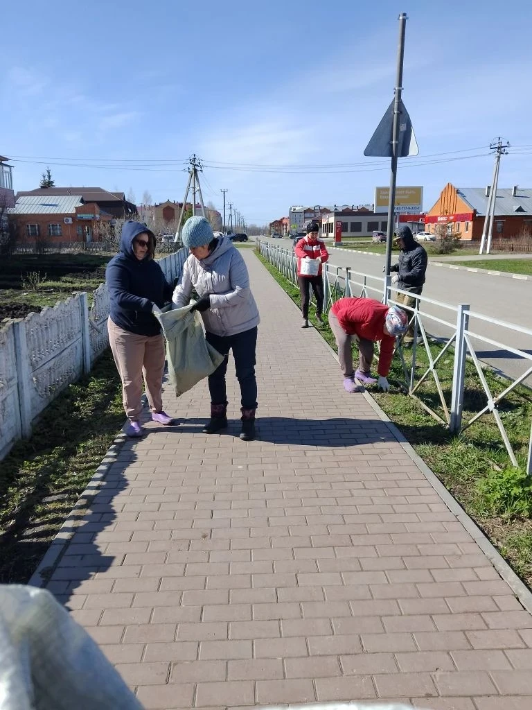 Чистота начинается с нас! 🌿
Сотрудники детского сада «Сказка» активно включились в городской двухме