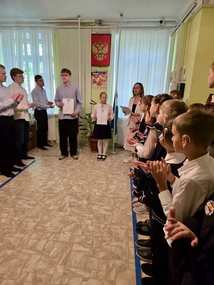 🎓Каждую неделю по понедельникам в нашей школе проходит торжественная церемония поднятия государстве