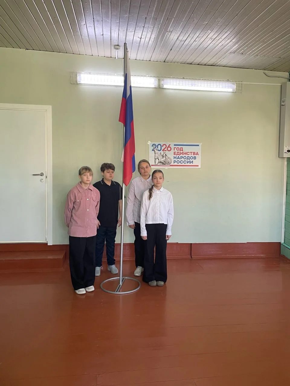 ✅Утро понедельника началось с традиционной линейки. Почётное право поднять флаг России�...