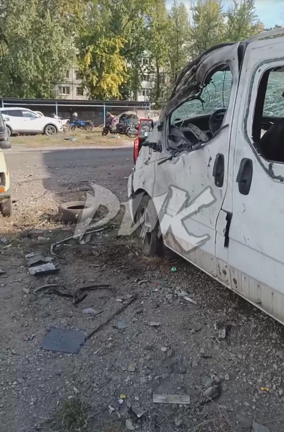 Вследствие атаки БПЛА ВФУ в Калининском районе Горловки поврежден ряд гражданских автот...
