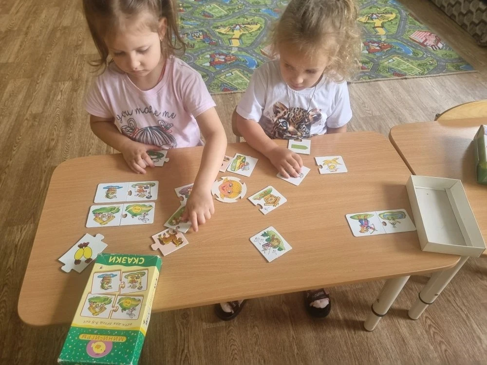В младшей группе №4 вчера прошёл тематический день "В гостях у сказки". 
Дети играли в настольно - п