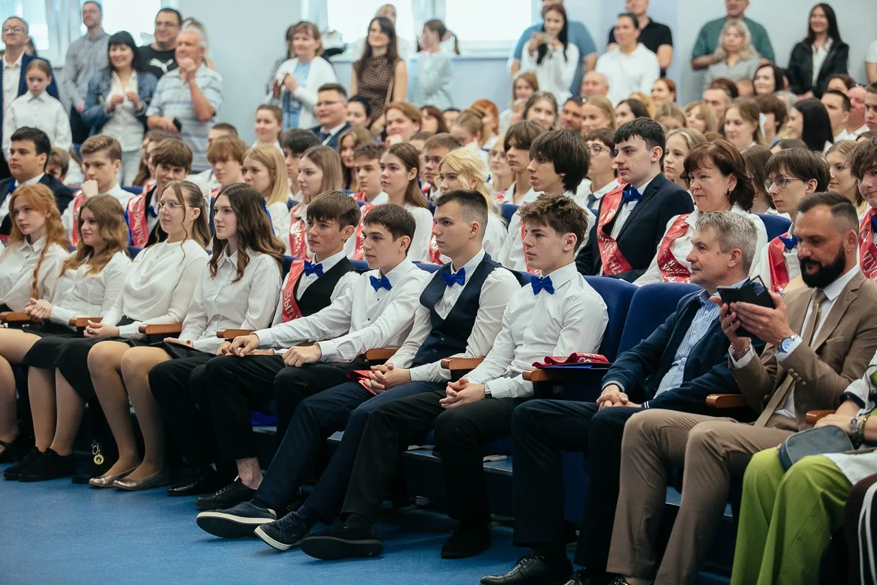 🎉🎓 ПОСЛЕДНИЙ ЗВОНОК В  ЦО №15 «ЛУЧ»! 🔔💐💫  Дорогие друзья! ✨ Сегодня в ЦО №15 «Луч» прозвучал последн