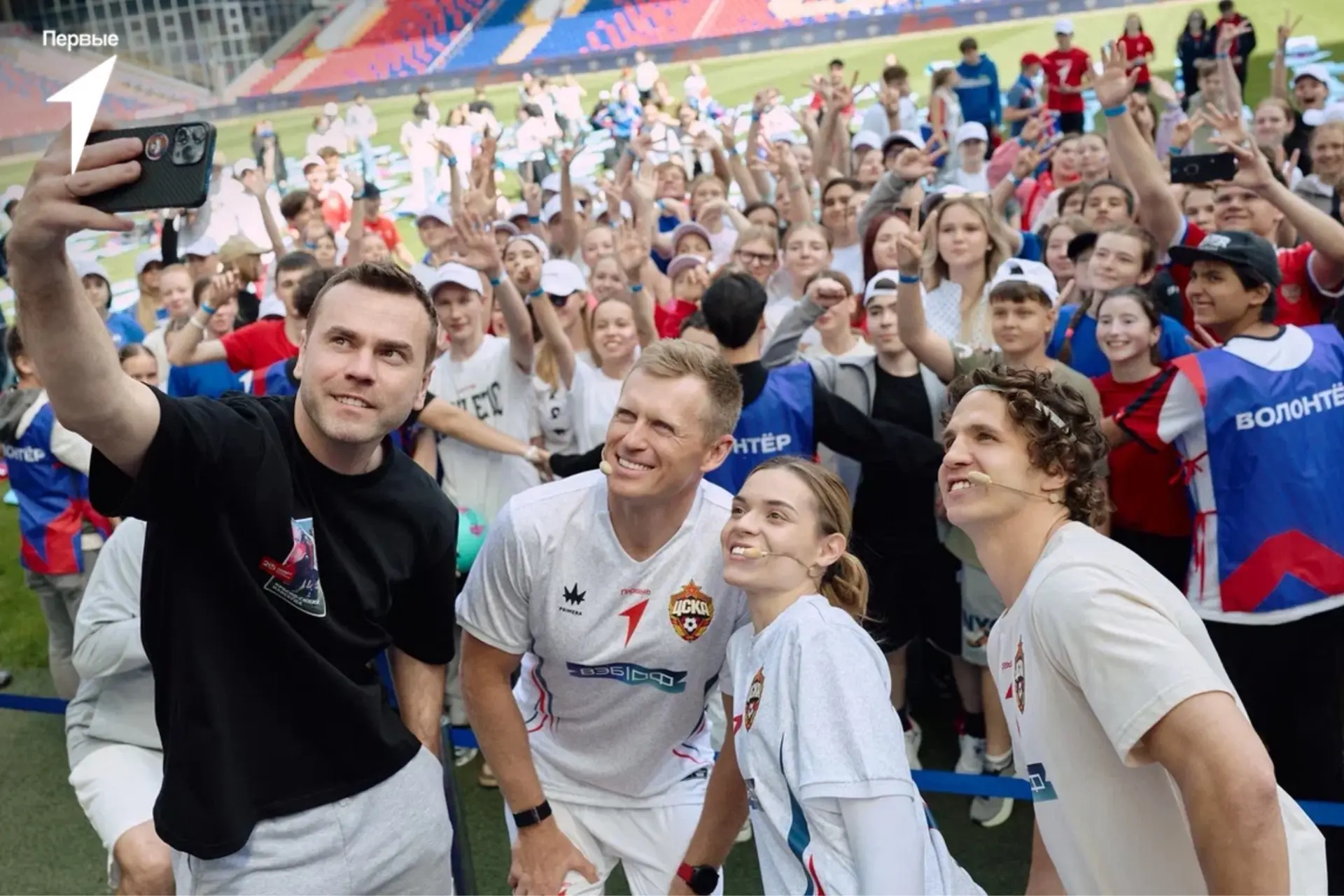 📸 Щёлк! Поймали кадр твоего спортивного утра? 

#ЗарядкаСПервыми собрала более 500 Первых на стадио