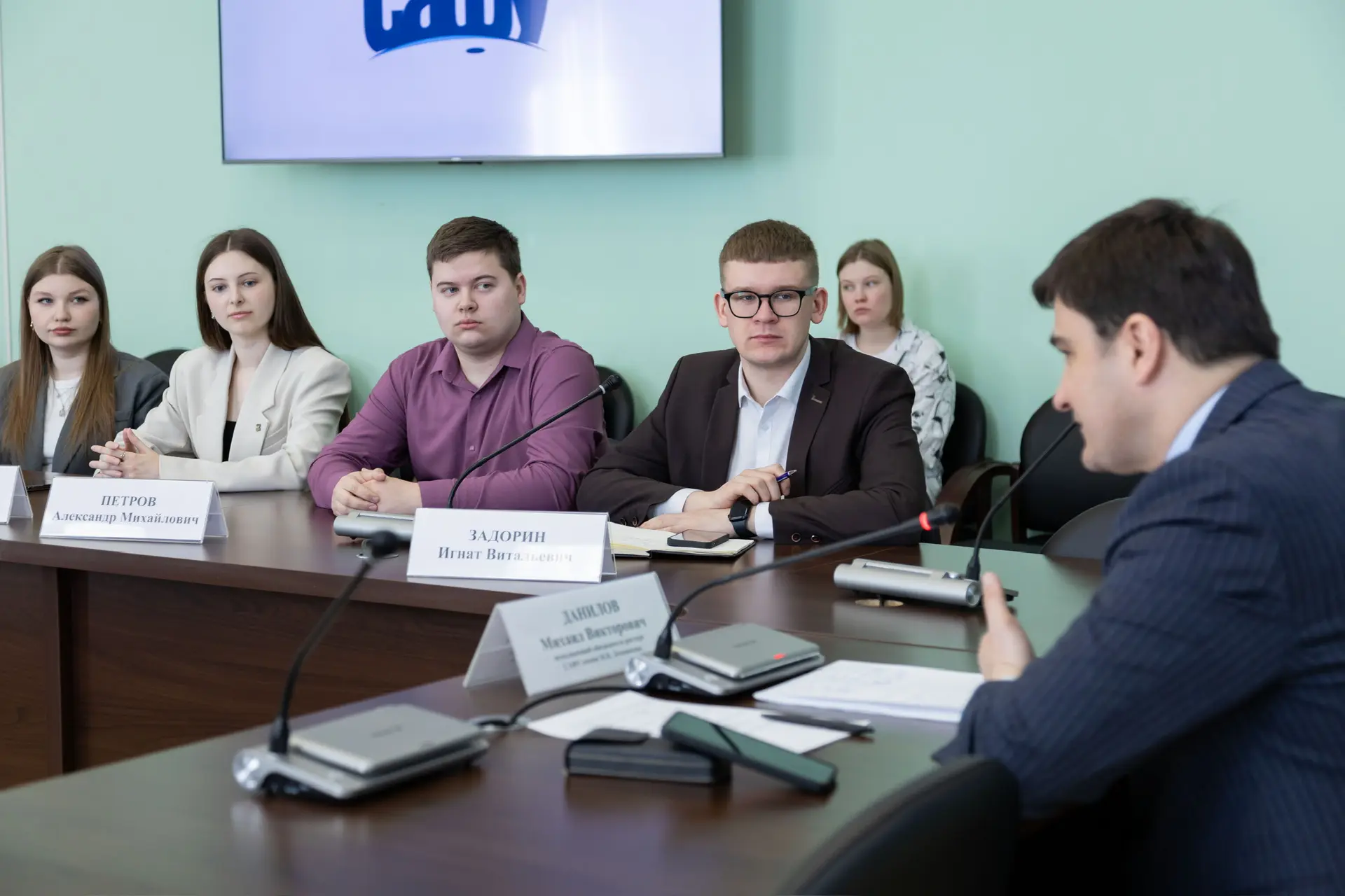 🤝 И.о. ректора Михаил Данилов встретился со студентами — членами Молодёжного парламента при Архангел