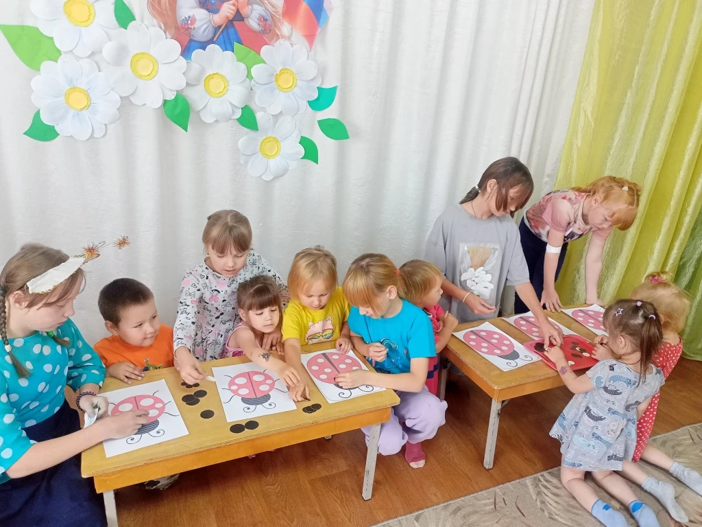 Экологический праздник
«День рождения мухи - Цокотухи»
А сколько ног у паука? А чем поет кузнечик? А