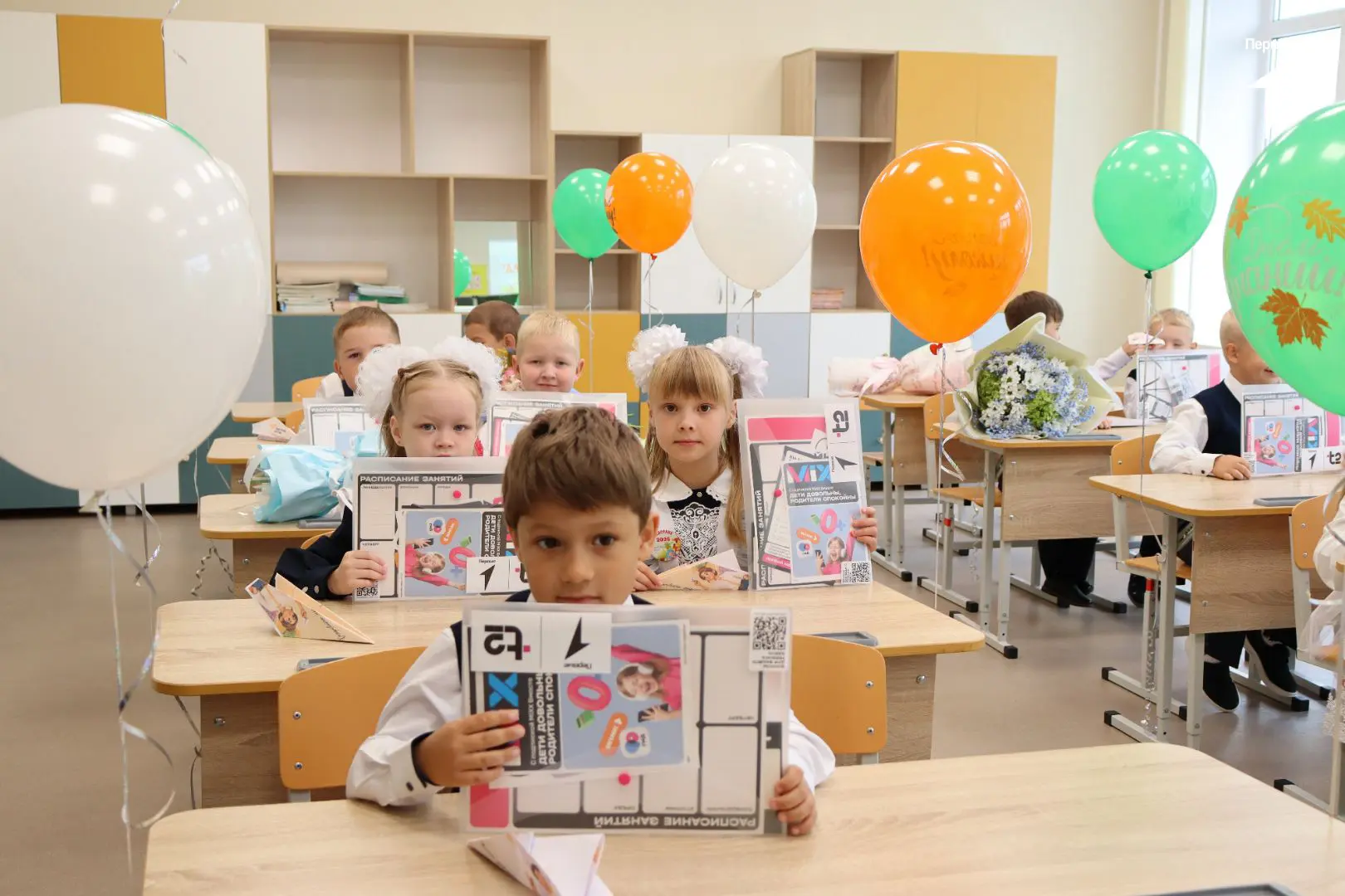 Первый звонок в новом учебном году прозвенел, а мы продолжаем умиляться над фотками сам...