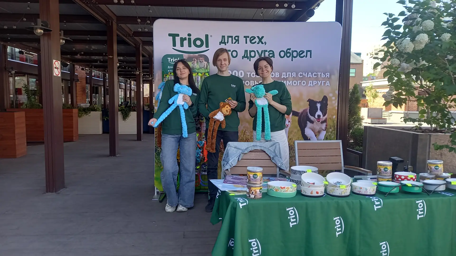 Triol открыл первый ресторан для собак на Frisky Dog Day