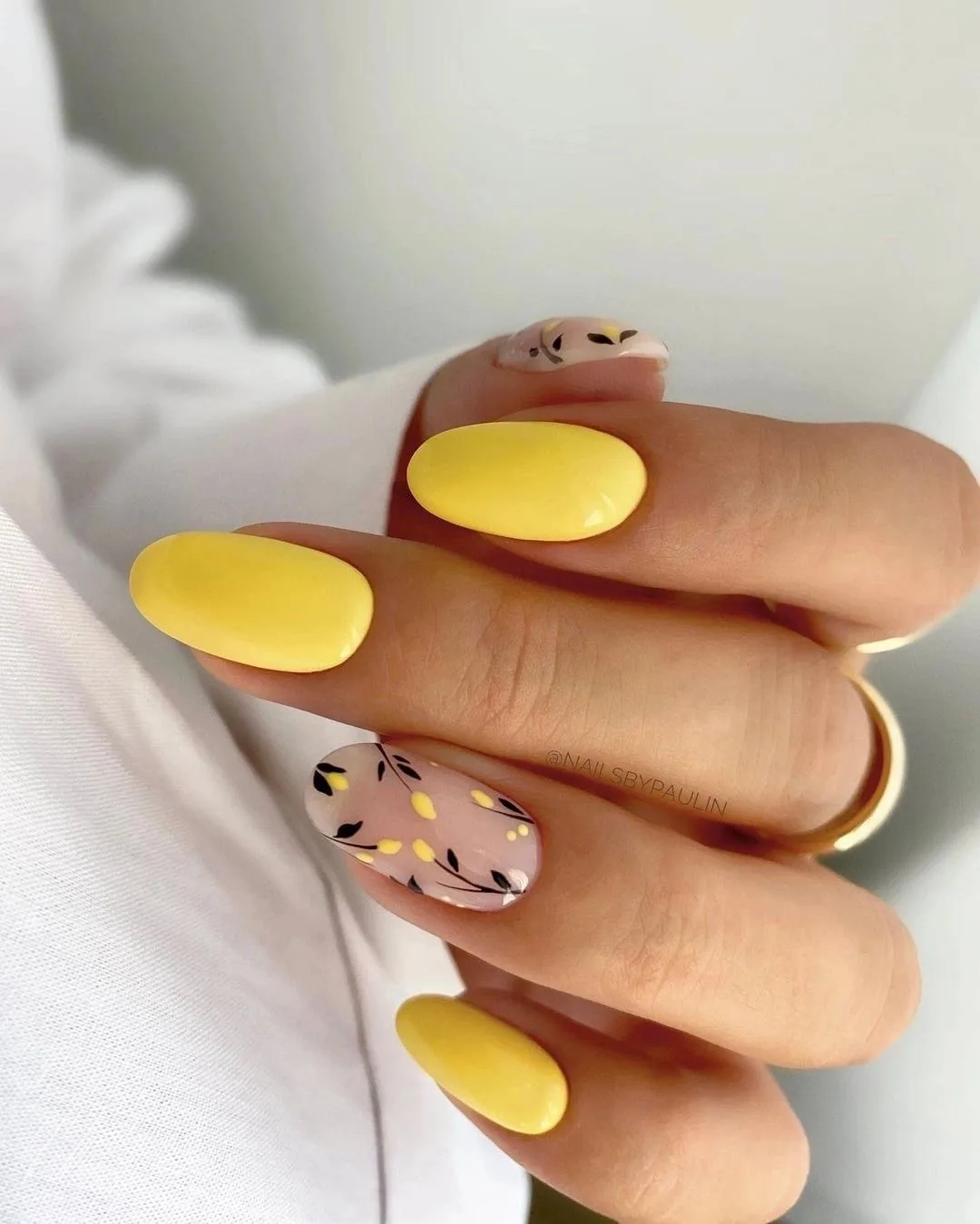 Микс матового покрытия, мягкого желтого и аккуратной графики💛😍

СТУДИЯ КРАСОТЫ