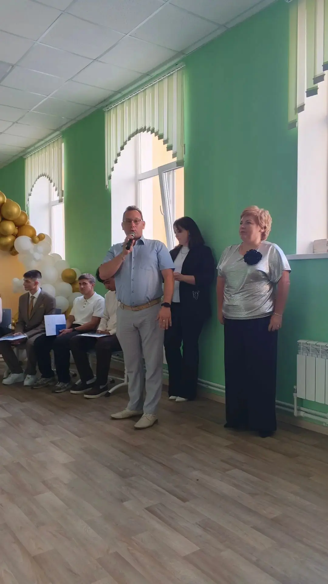 🎓 Сегодня особенный день! 11 лет позади, и вот они — счастливые выпускники — торжественно шагают в 