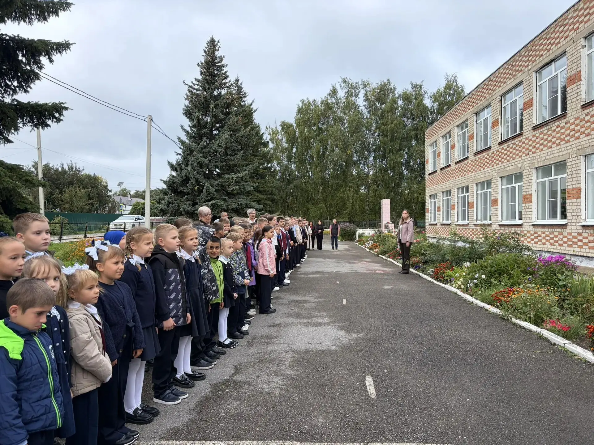 Новая учебная неделя в нашей школе началась с торжественной линейки, церемонии поднятия...