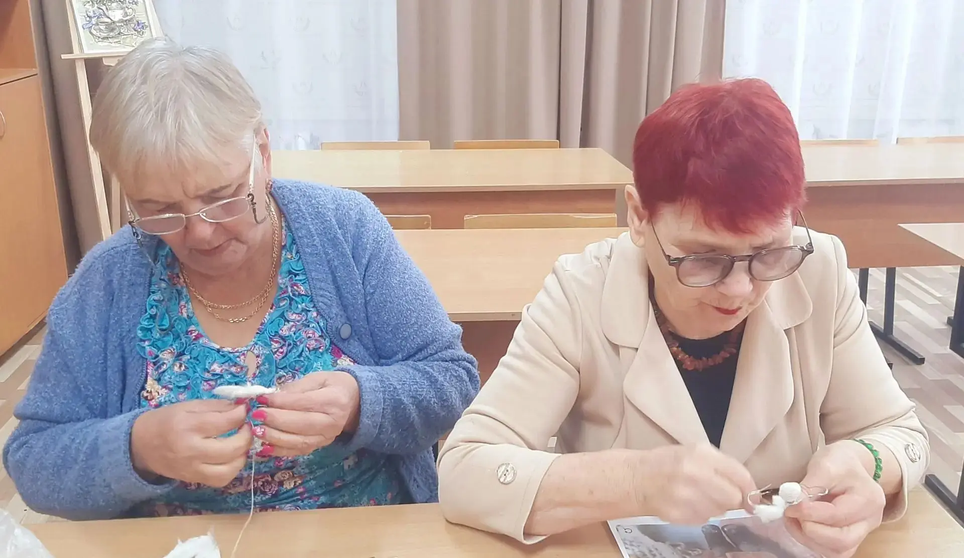 Мастерицы начали процесс изготовления новогодних игрушек из ваты.