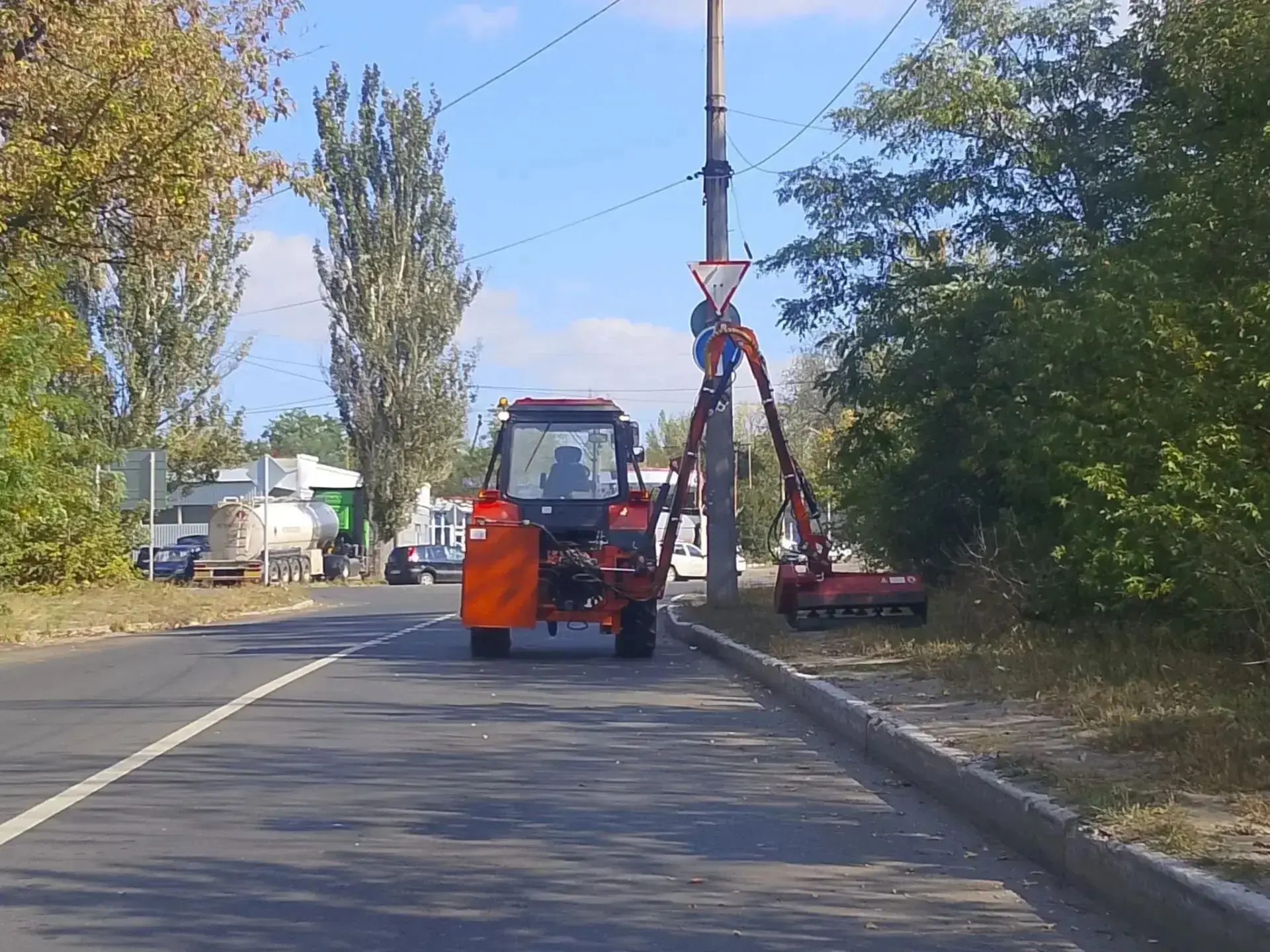 В Кировском районе Макеевки продолжается покос травы