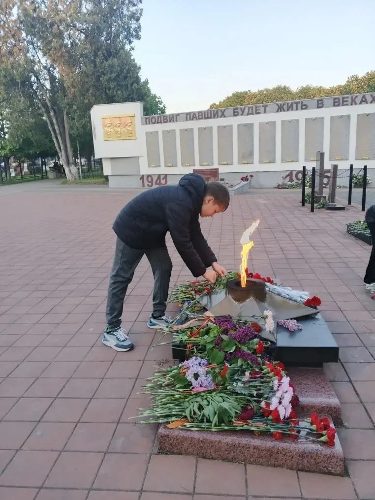 В 4 «Г» классе вчера прошло особое мероприятие: ребята посетили мемориал с Вечным огнём и возложили 