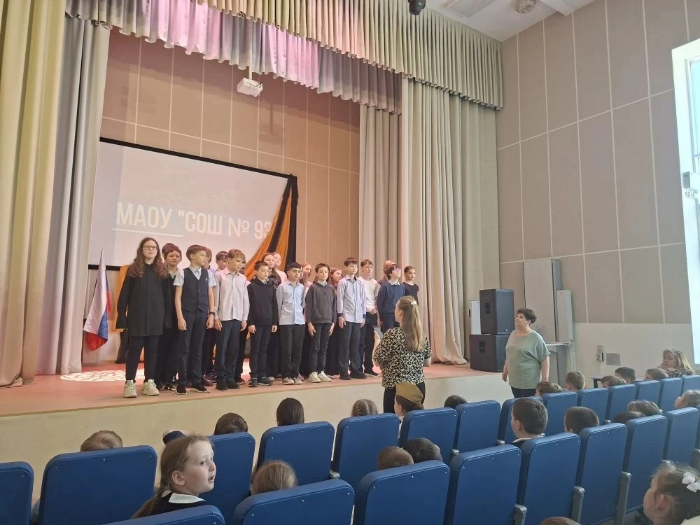 5 мая прошёл смотр литературно-музыкальных композиций, посвящённых 9 Мая. Участвовали 1–6 классы.  Б