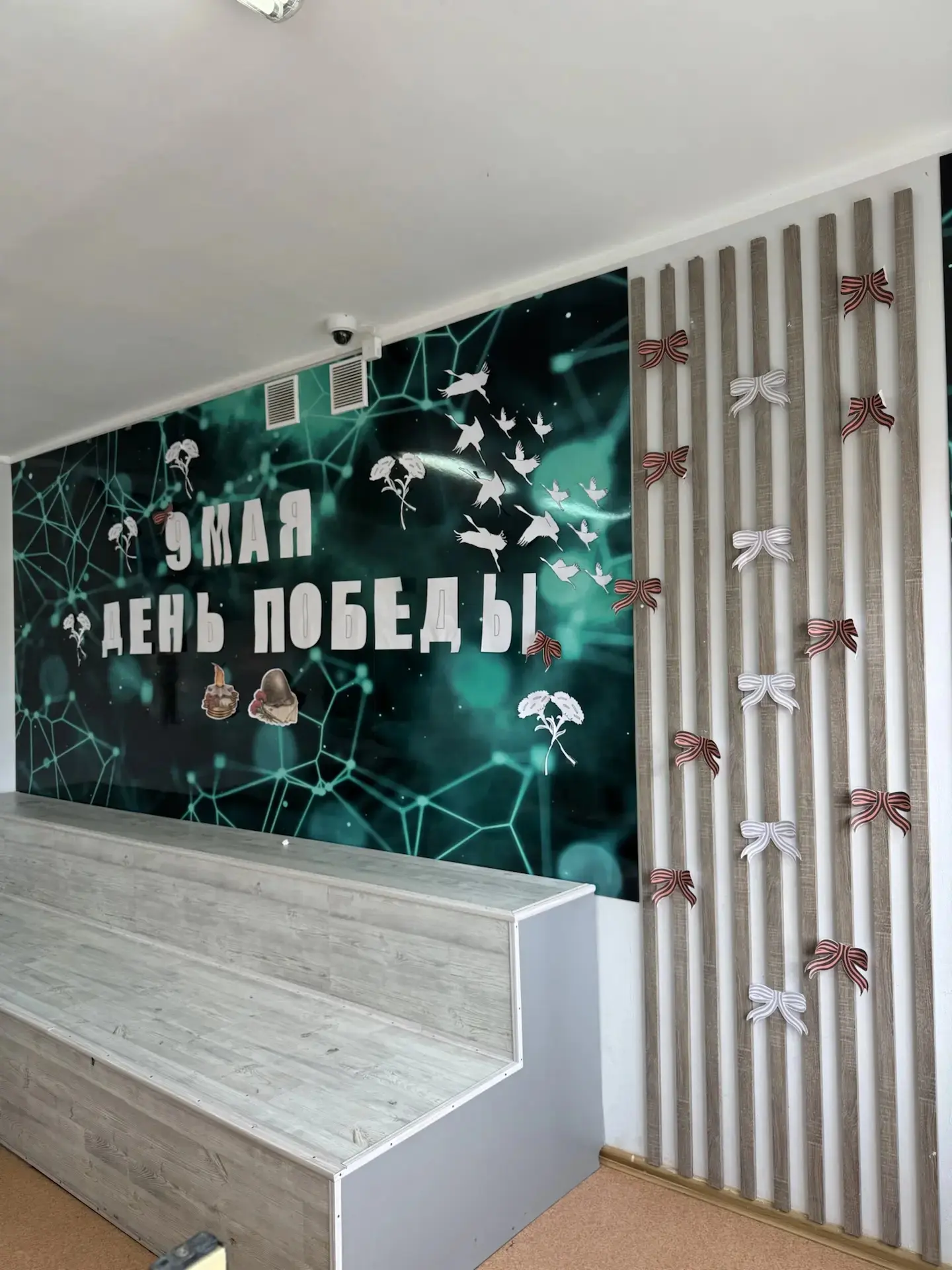 ✔️6л участвует в акции Окна Победы  🌟Ученики 6л вместе с классным руководителем, учителем английског