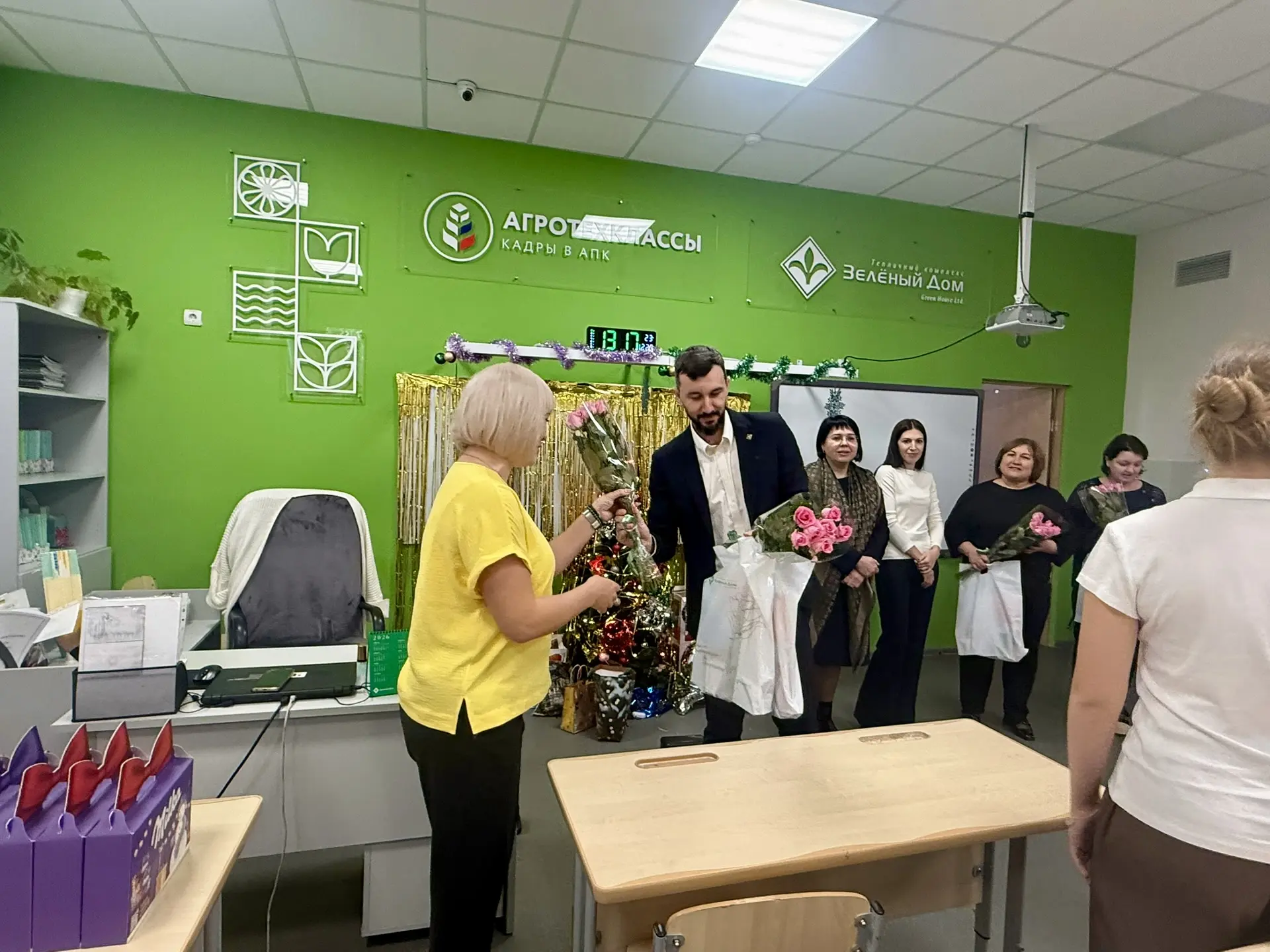 Сегодня наши спонсоры программы «Агрокласс», ТК «Зеленый дом», поздравили ребят и сотрудников школы 