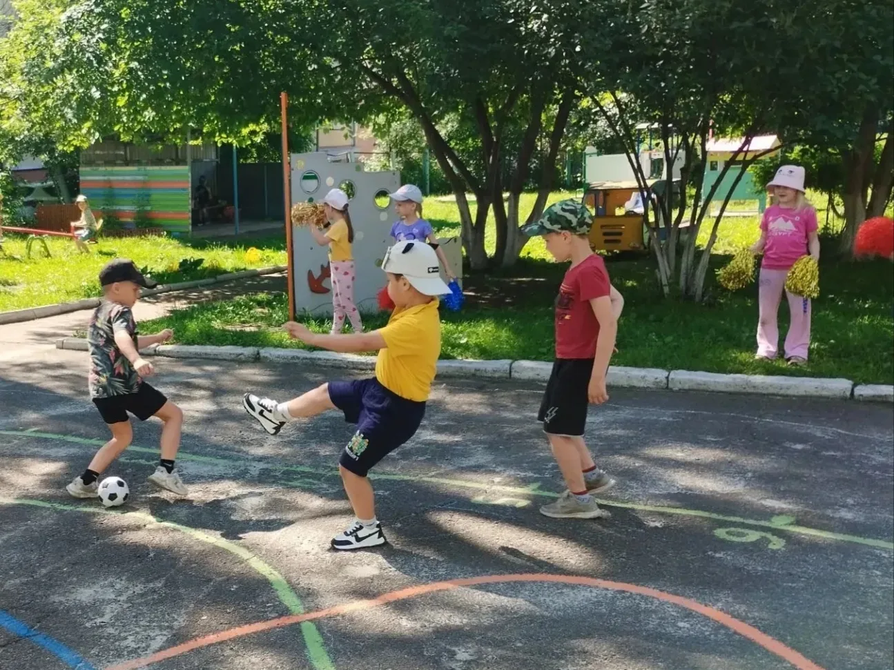 Летние прогулки в нашем детском саду — это море веселья и пользы! 🖐☀🏃💥👍
Что может быть лучше, че
