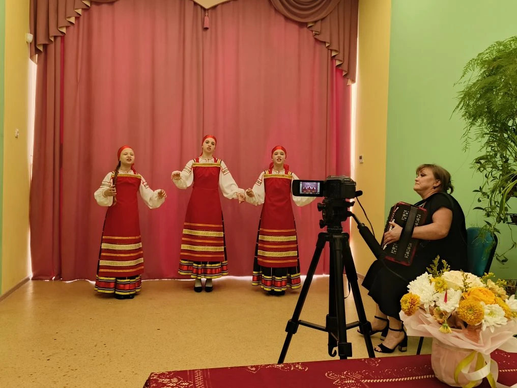 В ДШИ завершилась итоговая аттестация обучающихся фольклорного класса. Три выпускницы у...
