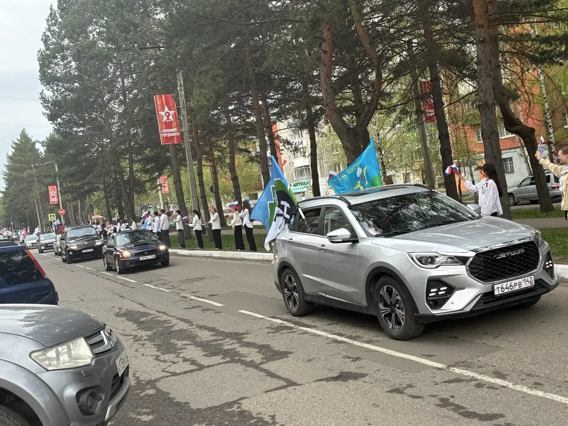 Сегодня, 8 мая, обучающиеся нашей школы с радостью и волнением встречали участников автопробега, пос