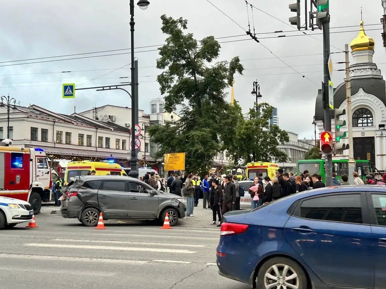 ⚡️Маршрутка протаранила людей и врезалась в храм в центре Екатеринбурга: погибли четыре человека, — 