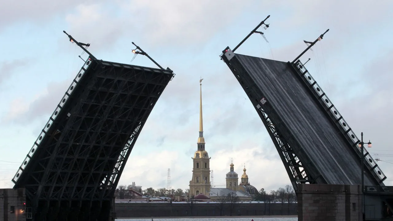 НЕДОРАЗУМЕНИЕ ДНЯ:
Петербургские мосты вчера развели рекордное количество раз за ночь — 18. Причина 