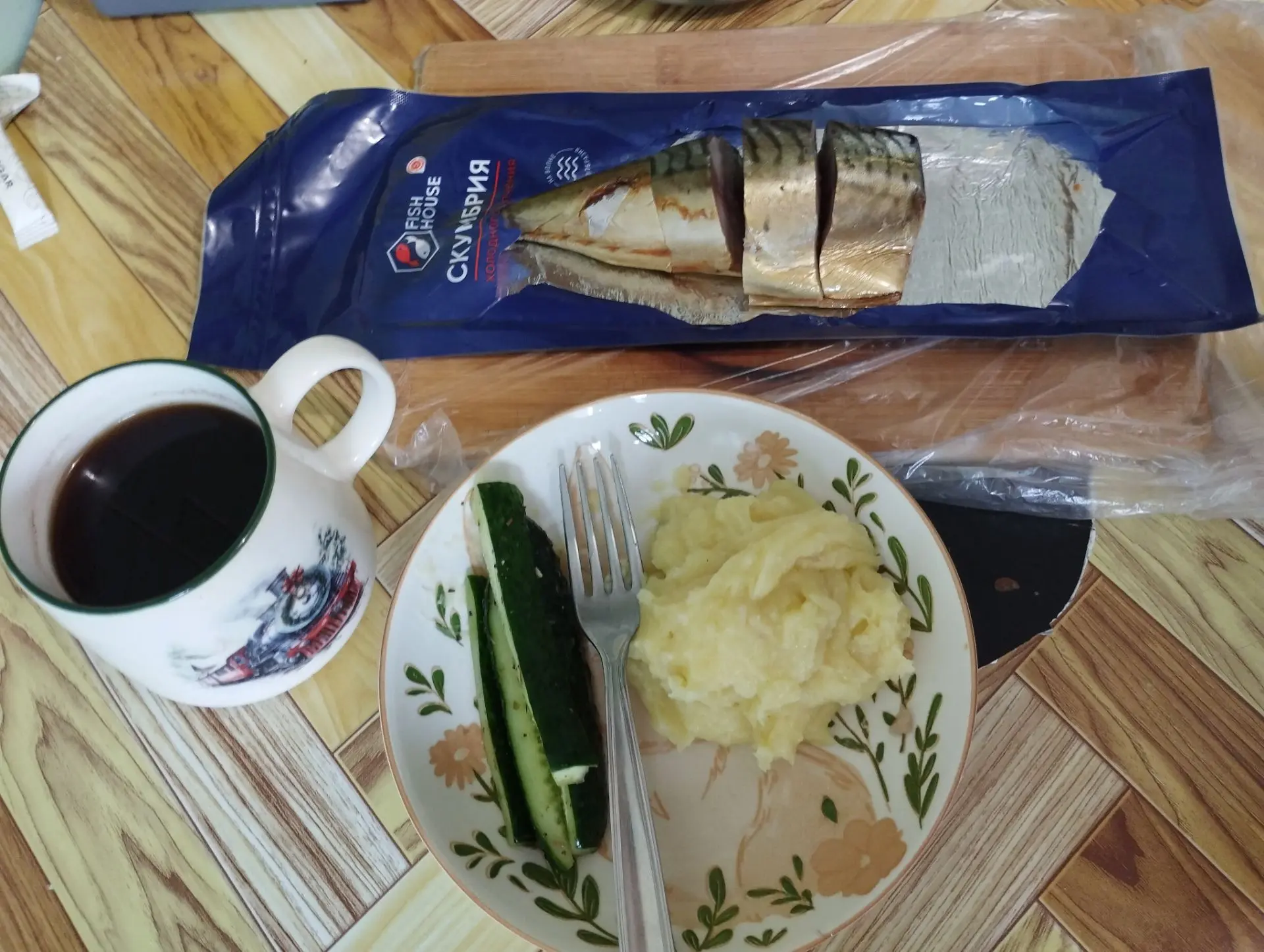 Сегодня у нас всё просто, но не менее вкусно. Толченка, скумбрия холодного копчения и м...