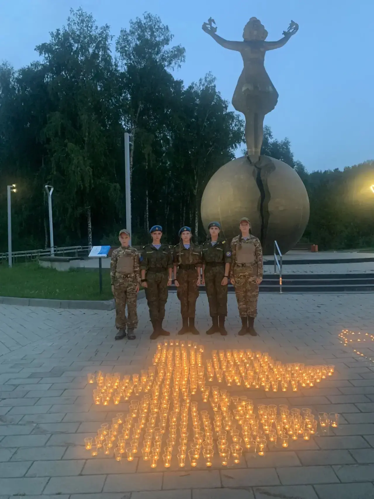27 июля у скульптуры «Моя Сибирь» прошла акция памяти детям погибшим на Донбассе. Воспитанники ВПК «