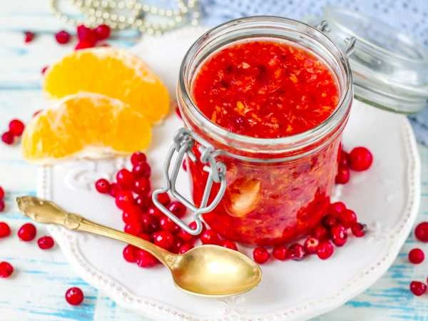 КЛЮКВА С САХАРОМ И АПЕЛЬСИНОМ

Ингредиенты:  
Клюква — 400 г
Апельсин — 1 шт
Сахар — 100 г

Приготов