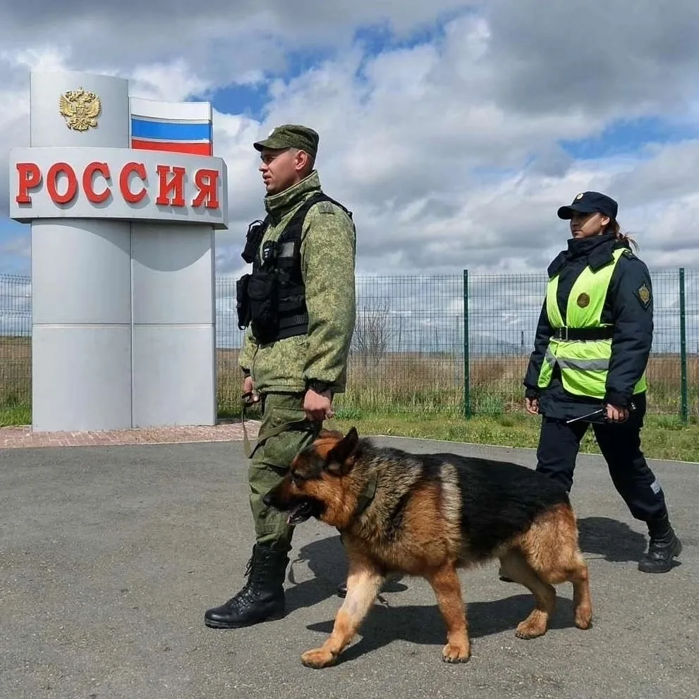 Российские пограничники теперь могут официально просматривать электронные устройства. За отказ от ра