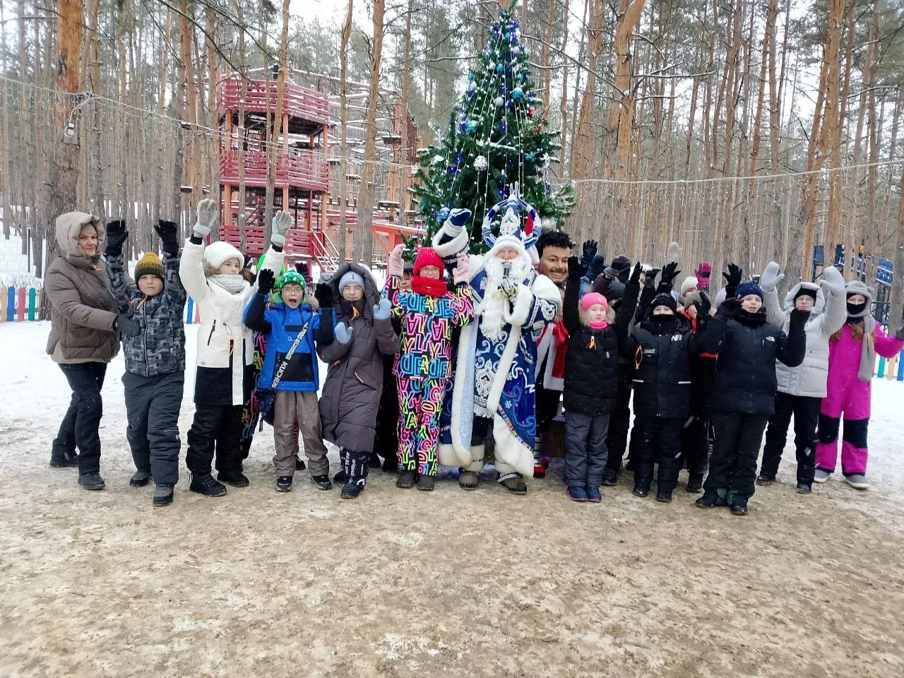 Новогодний привет от 4а класса!🎄 Ребята посетили "Маламут центр". Покатались на собачьих упряжках, п
