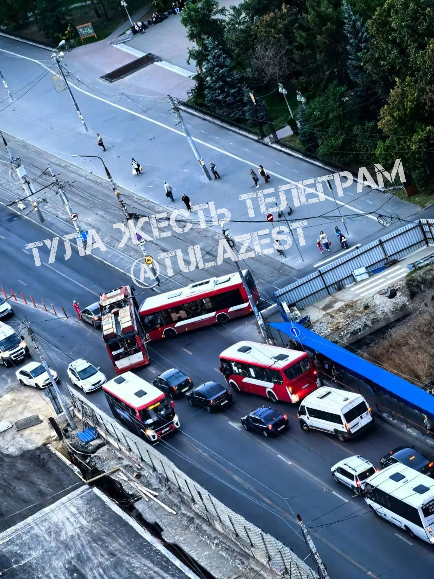 ❗️На Зеленстрое столкнулись троллейбус и автобус. Будет пробка