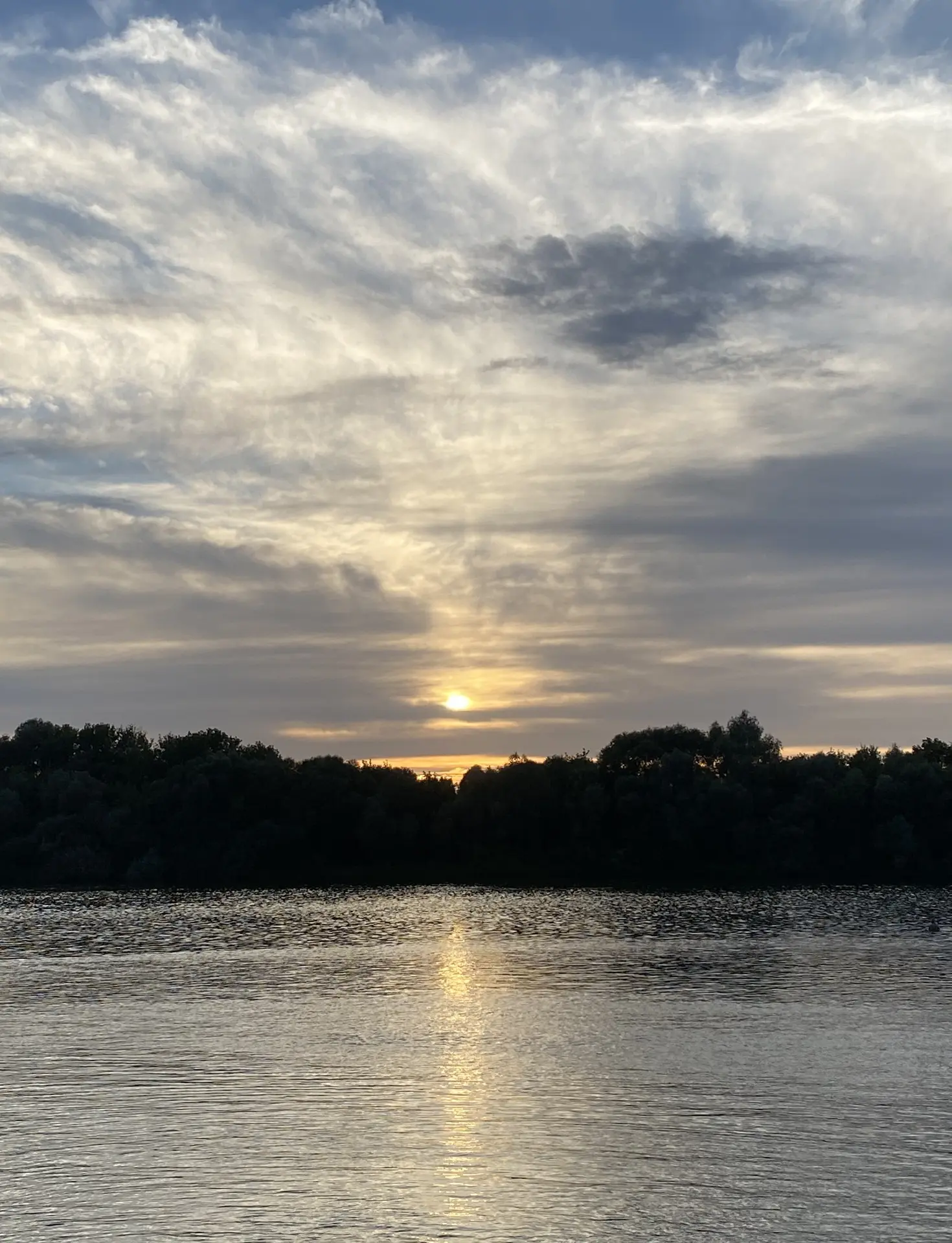 Полноценного заката не дождались, ушли делать шашлыки, но сфотографировали его позже со...