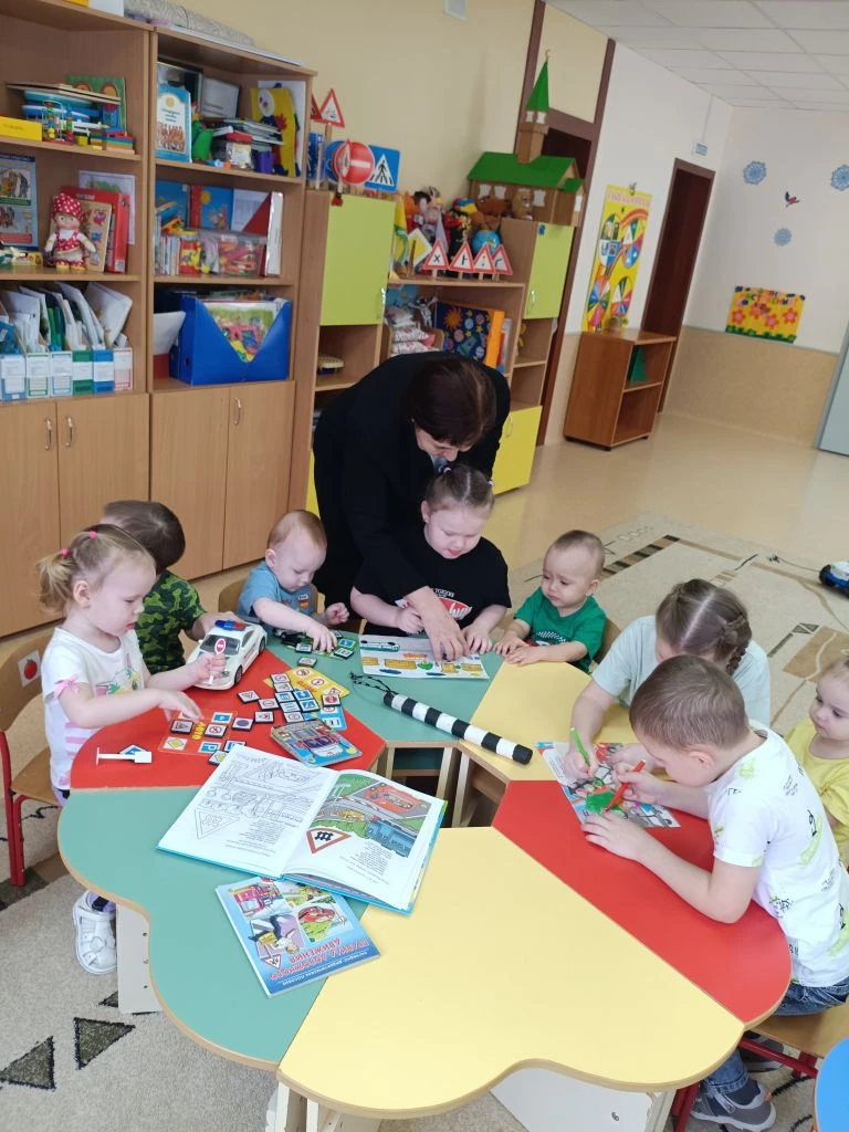 Куркынычсызлык кагыйдәләрен истә калдыру өчен тәрбиячебез Гөлфирә Исмагиловна балалар б...
