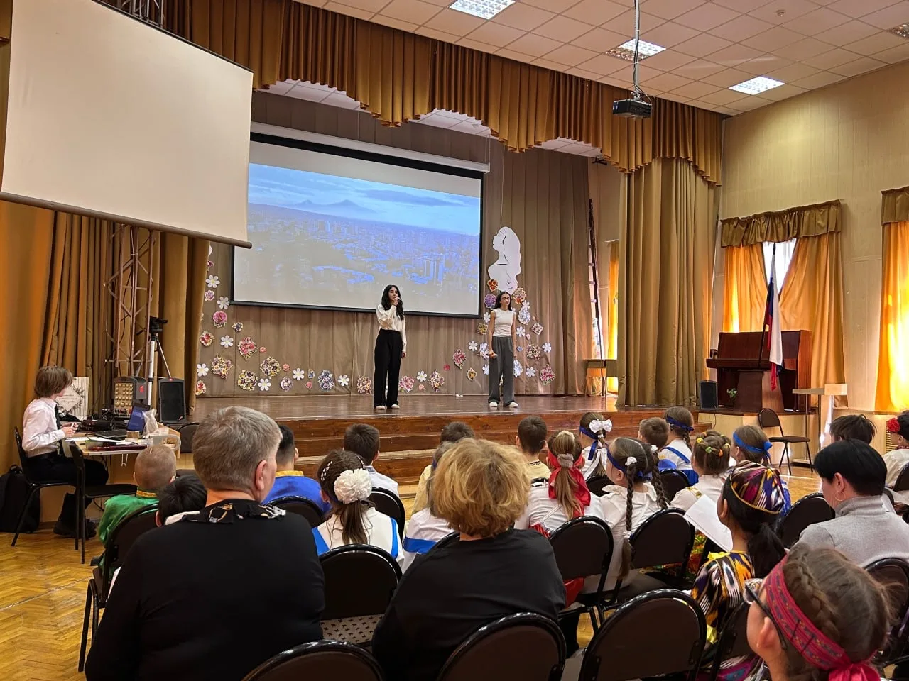Дружба без границ!  ✨ В нашей школе прошел концерт «Дружба без границ», который стал частью Открытог