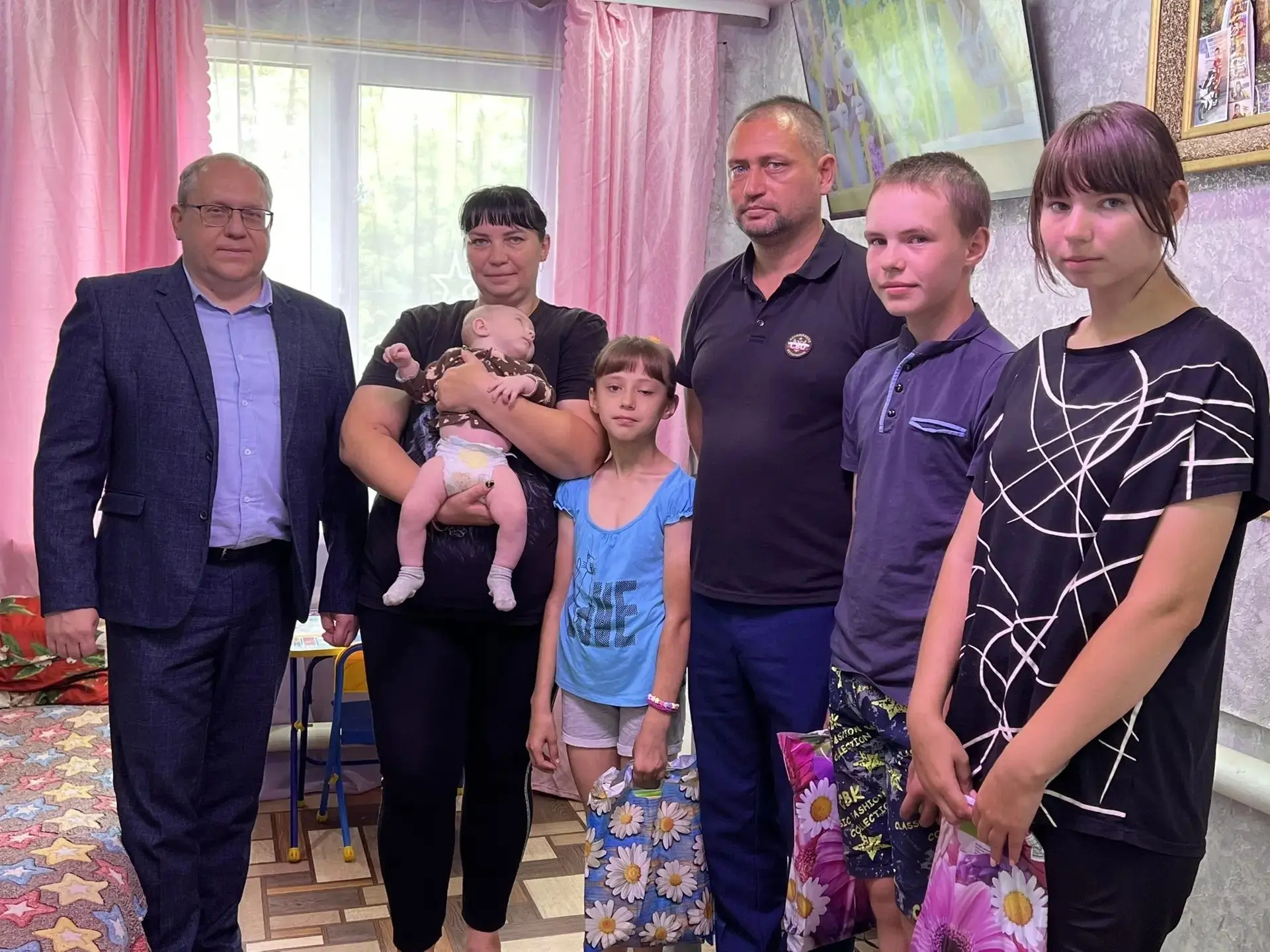 В рамках акции «Собери ребёнка в школу» глава Роман Борисович Гусев совместно с ветеран...